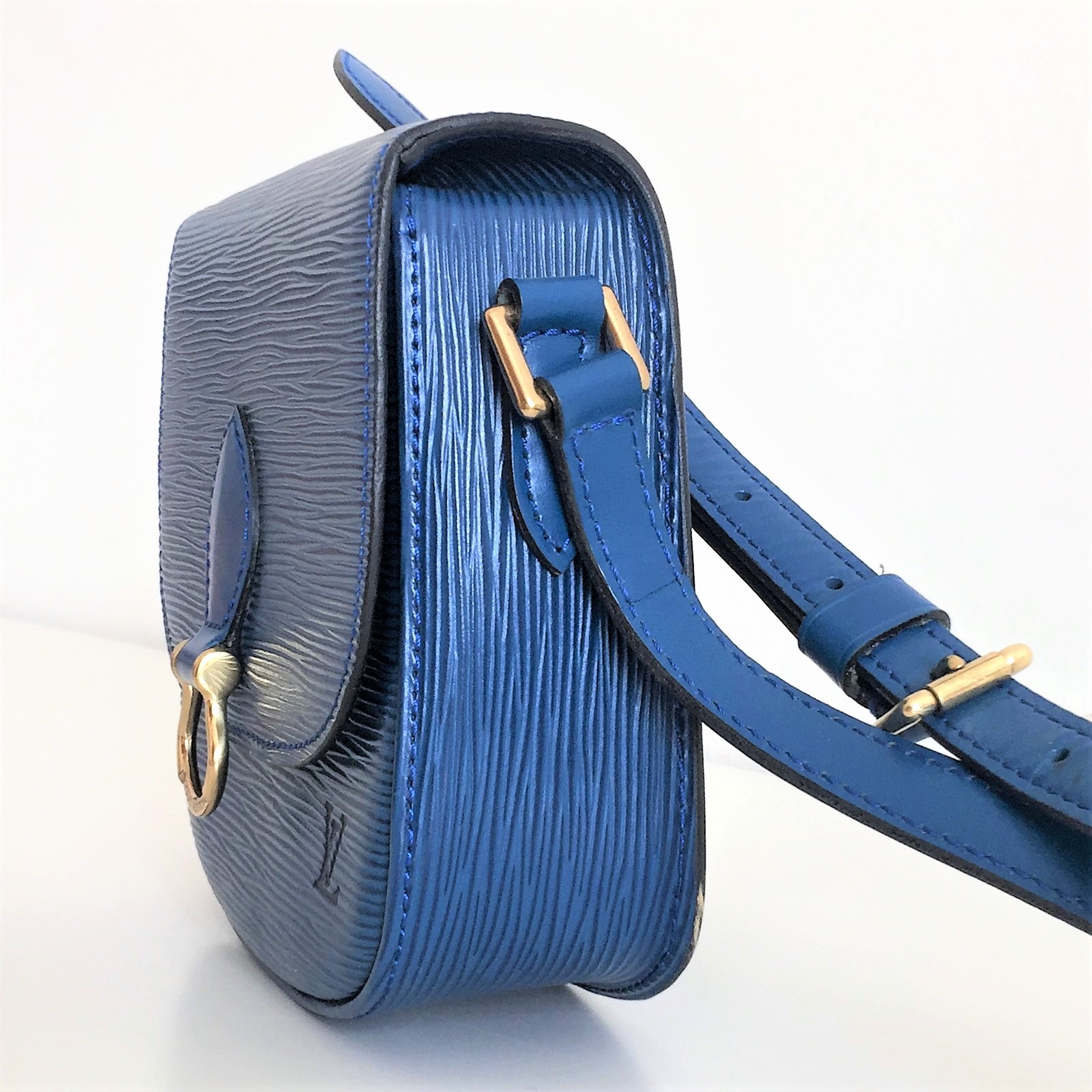 Louis Vuitton St. Cloud GM in Blue Epi Leather Cross Body Sling Bag –  EVERYPOSH